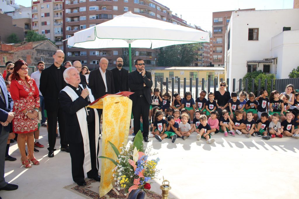 D. Antonio Cañizares, Arzobispo de Valencia, bendiciendo el nuevo colegio el 5 de octubre de 2017