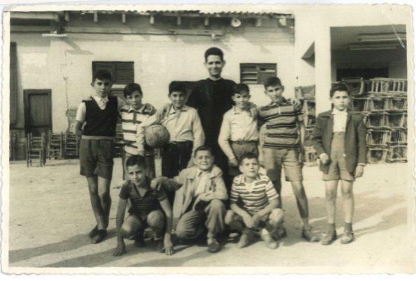Rvdo. D. Vicente Ruiz con alumnos del colegio, 1960
